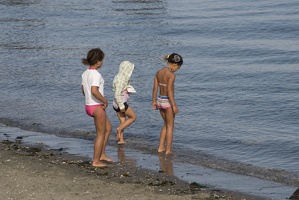 313-1052 Three Girls at Water's Edge